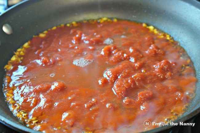 spicy garlic tomato sauce