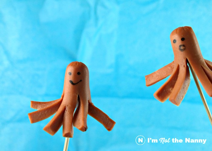 How to Make Octopus Hot Dogs-step by step tutorial with video. Great for kids' lunchboxes